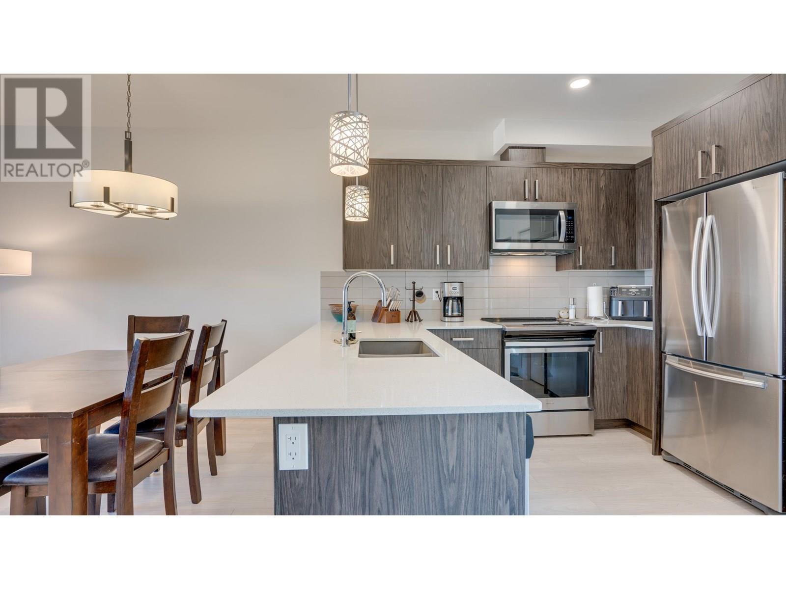 933 Mt Robson Place Unit# 3, Vernon, BC - Indoor Photo Showing Kitchen With Upgraded Kitchen