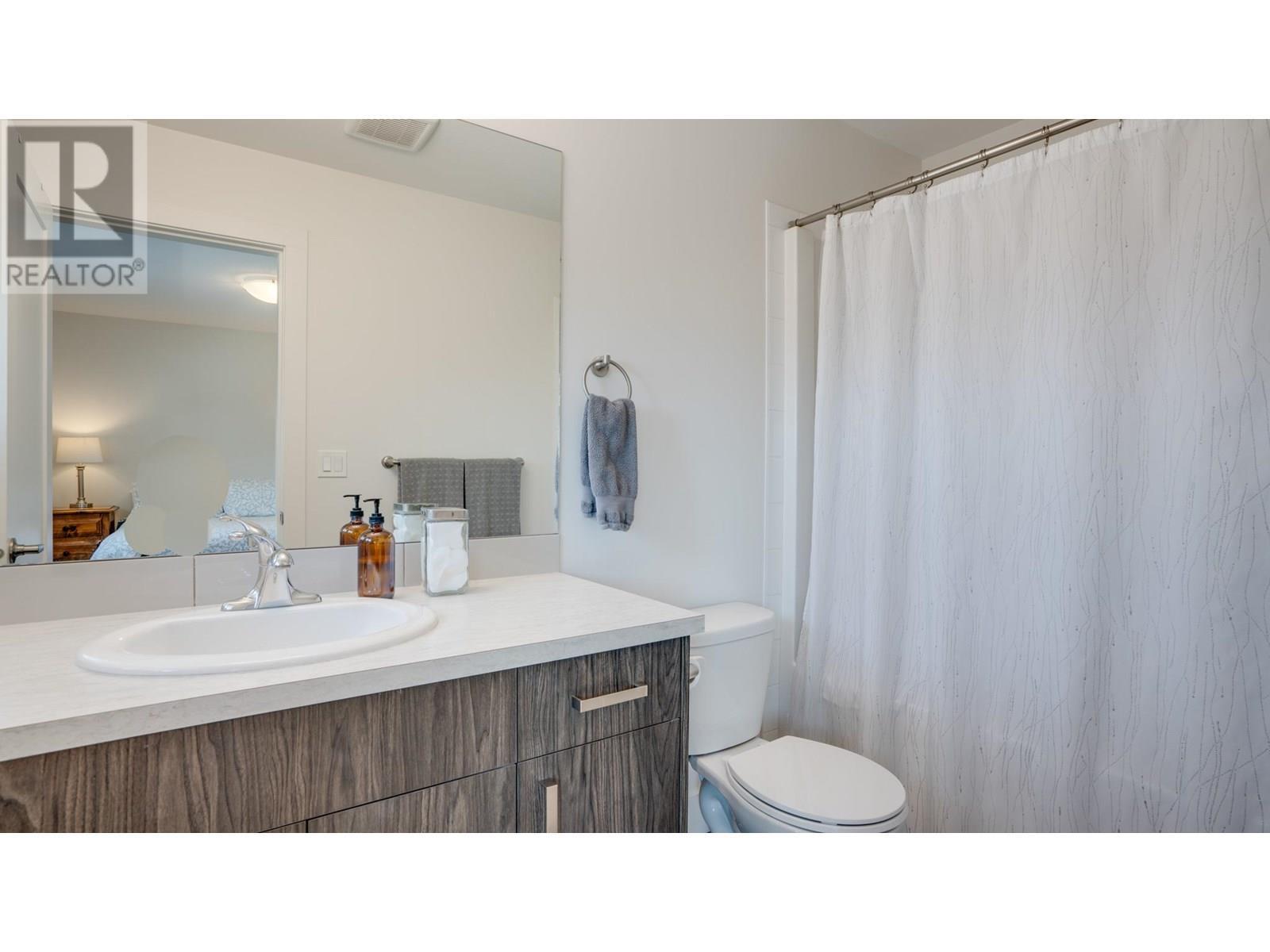 933 Mt Robson Place Unit# 3, Vernon, BC - Indoor Photo Showing Bathroom