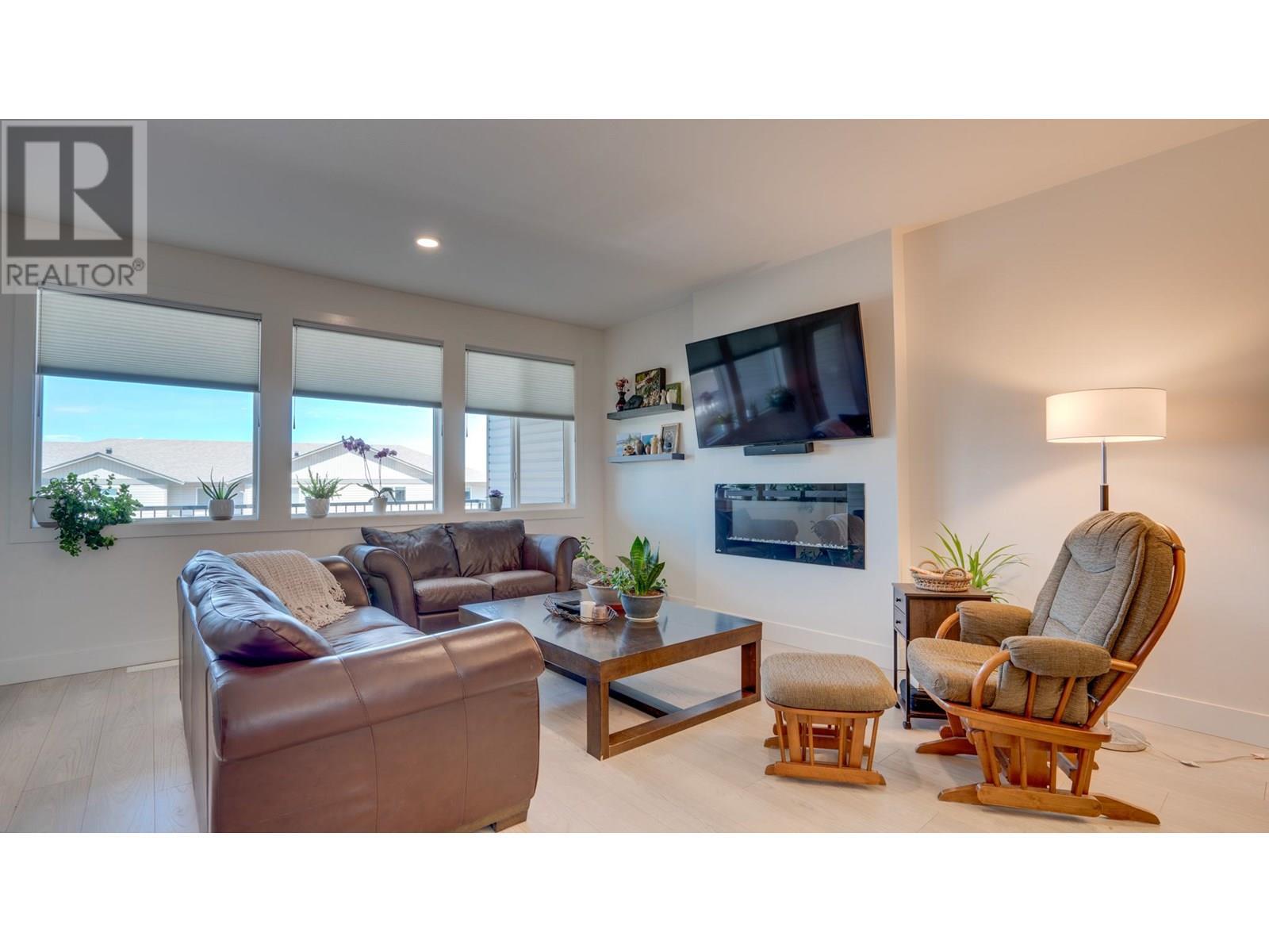 933 Mt Robson Place Unit# 3, Vernon, BC - Indoor Photo Showing Living Room With Fireplace