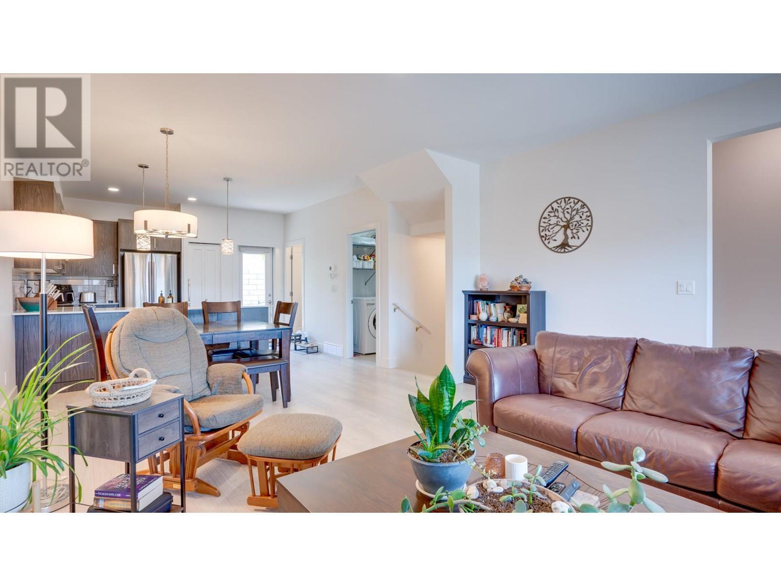 933 Mt Robson Place Unit# 3, Vernon, BC - Indoor Photo Showing Living Room