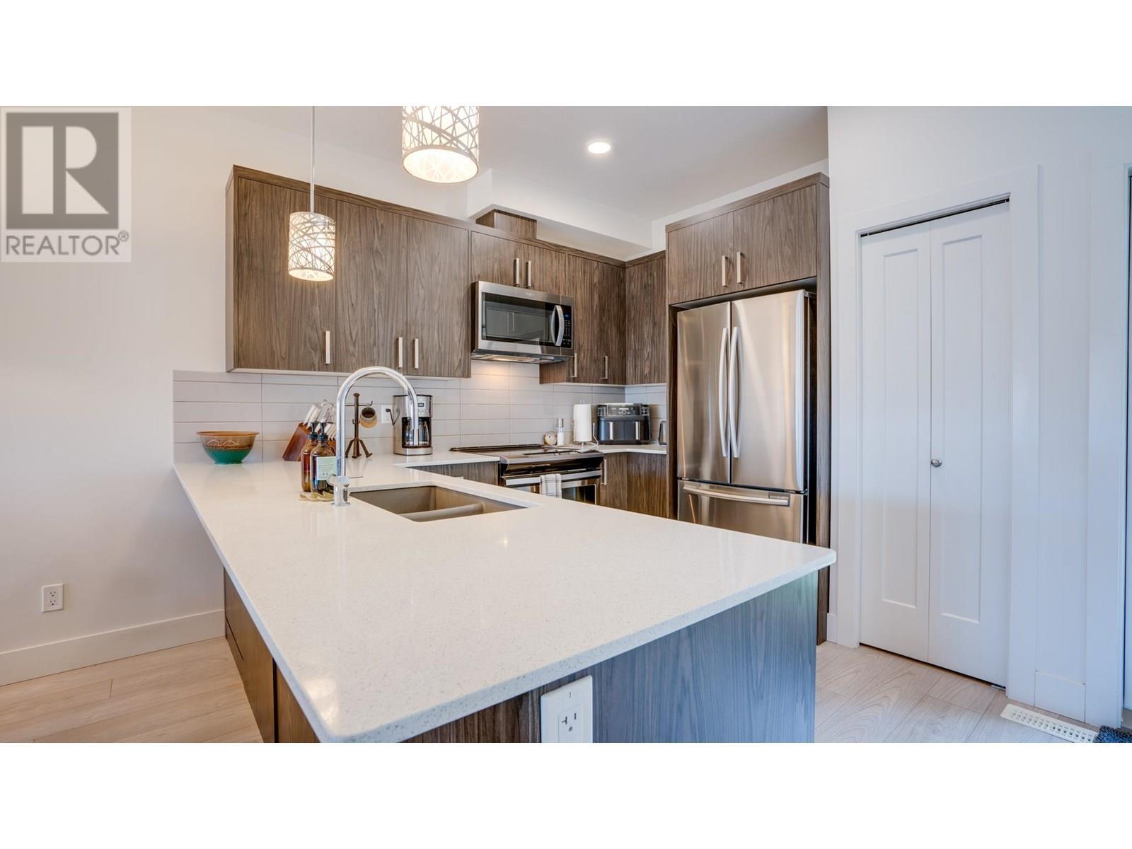 933 Mt Robson Place Unit# 3, Vernon, BC - Indoor Photo Showing Kitchen With Double Sink With Upgraded Kitchen