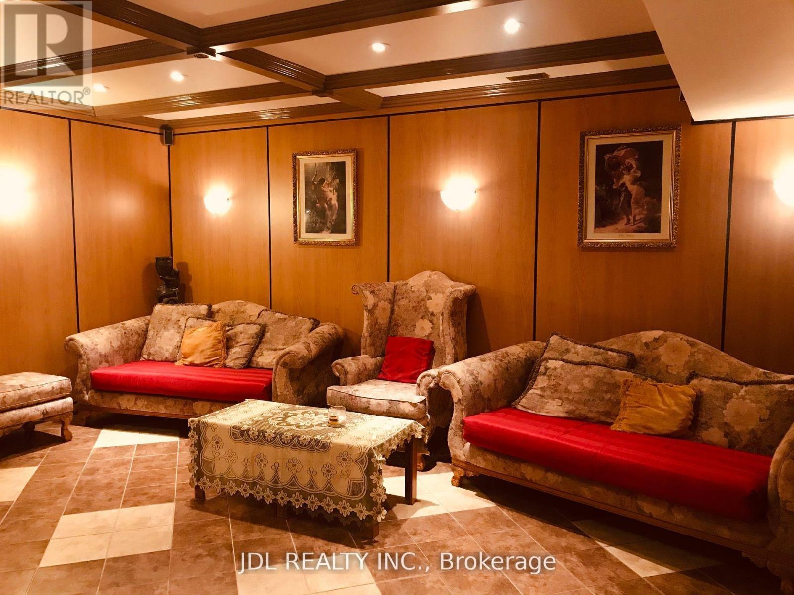 15 Lake Woods Drive, Whitchurch-Stouffville, ON - Indoor Photo Showing Living Room