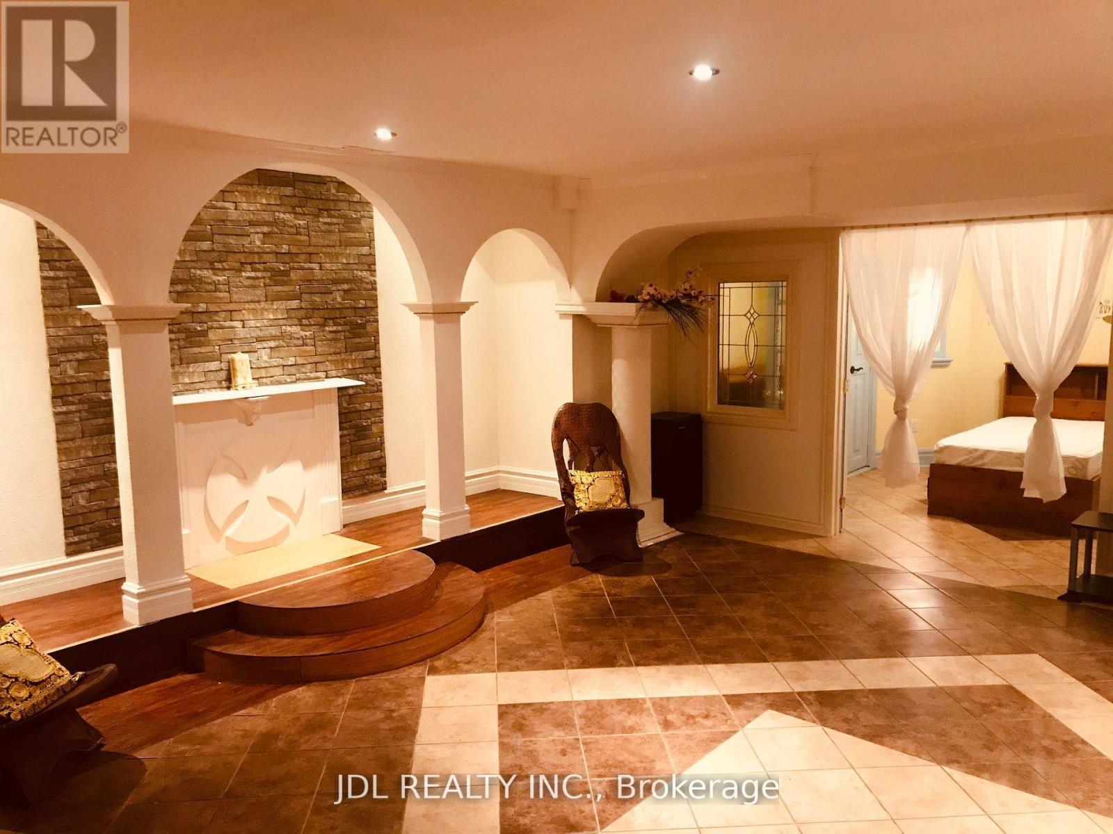 15 Lake Woods Drive, Whitchurch-Stouffville, ON - Indoor Photo Showing Other Room