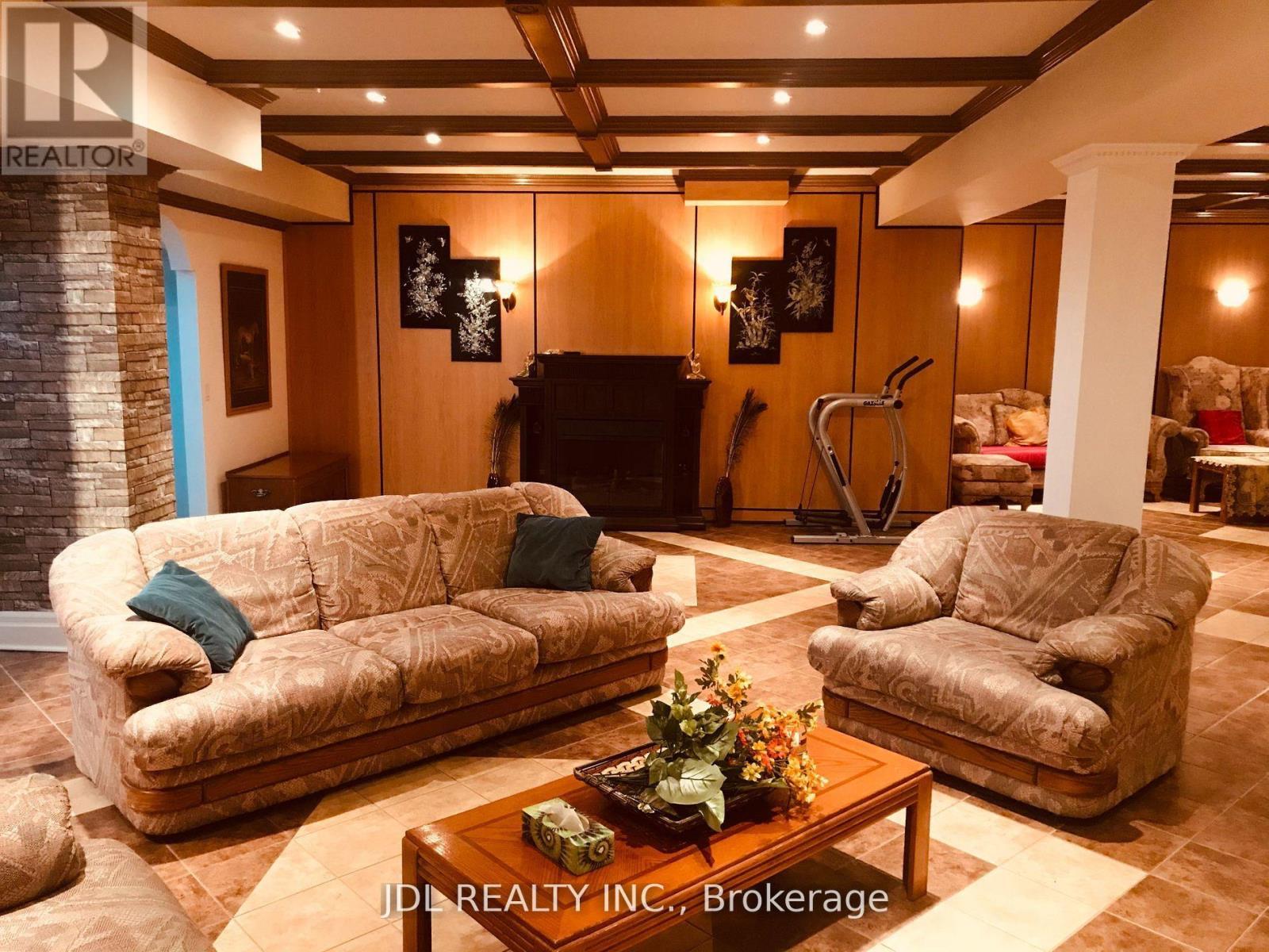 15 Lake Woods Drive, Whitchurch-Stouffville, ON - Indoor Photo Showing Living Room