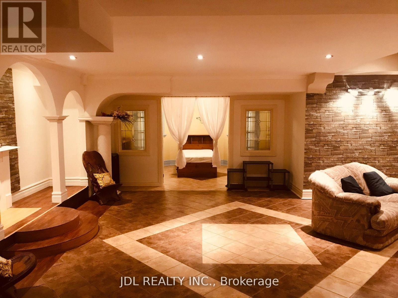 15 Lake Woods Drive, Whitchurch-Stouffville, ON - Indoor Photo Showing Other Room