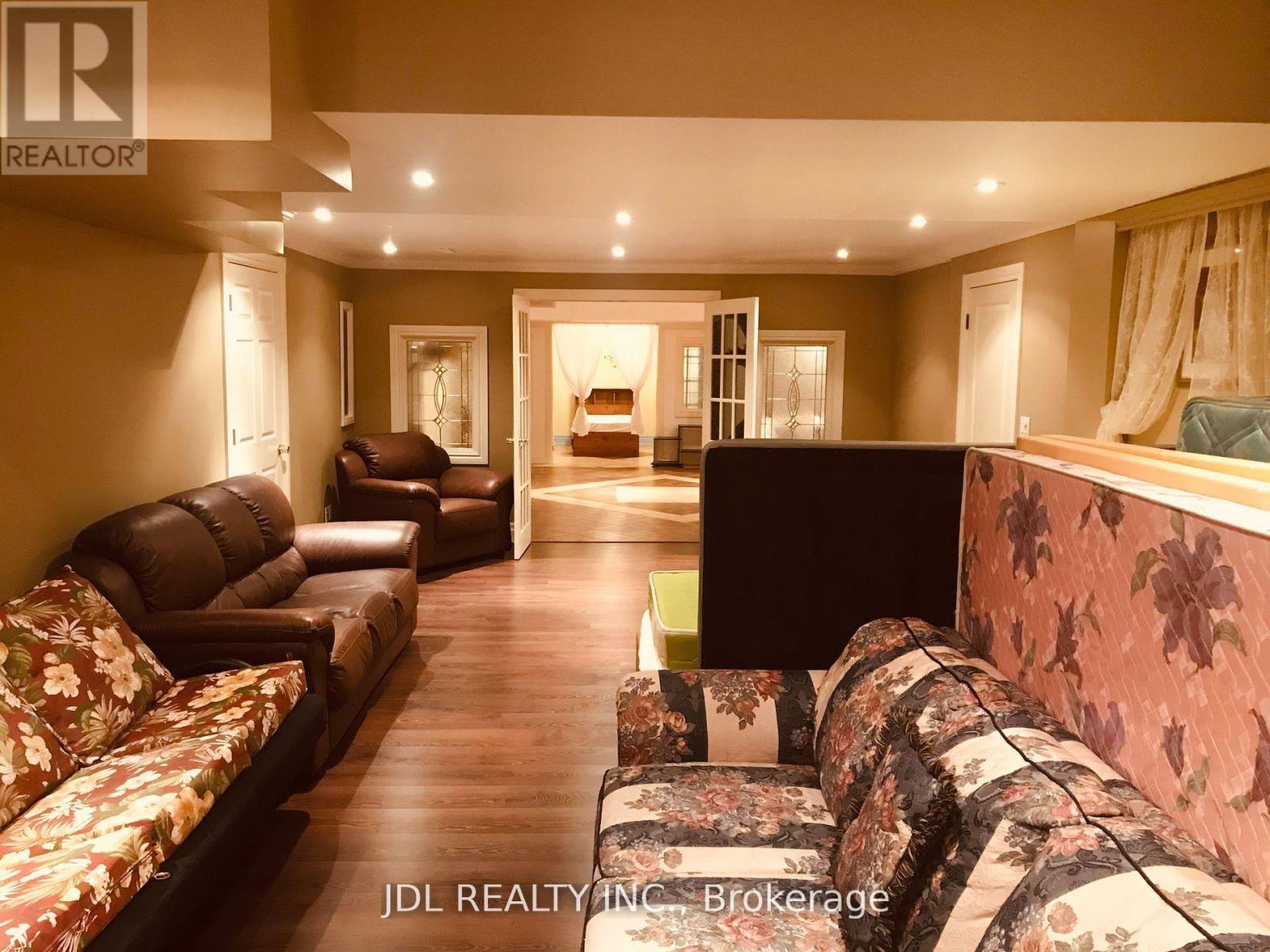 15 Lake Woods Drive, Whitchurch-Stouffville, ON - Indoor Photo Showing Living Room