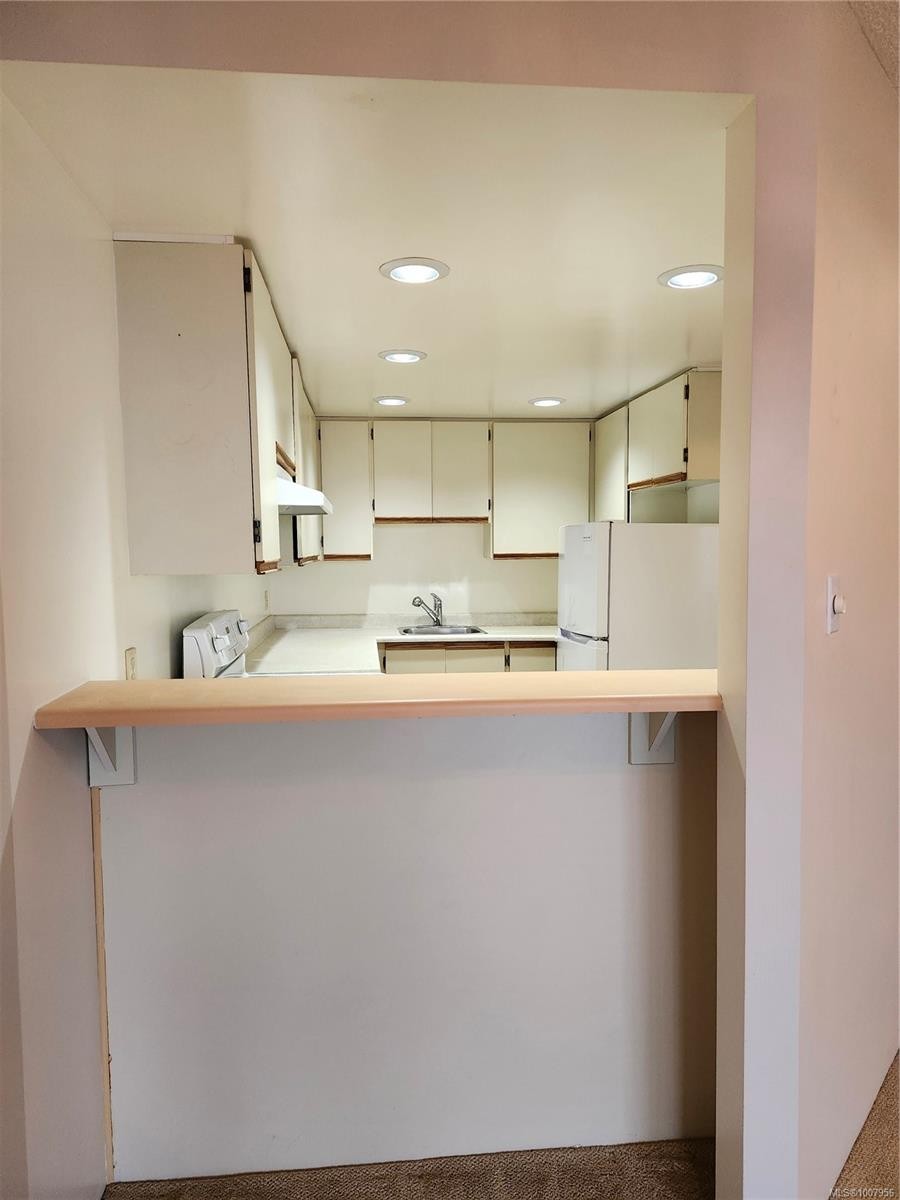 412-9805 Second St, Sidney, BC - Indoor