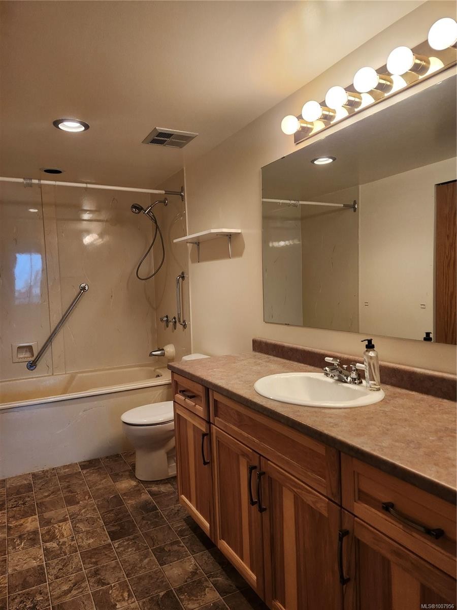 412-9805 Second St, Sidney, BC - Indoor Photo Showing Bathroom