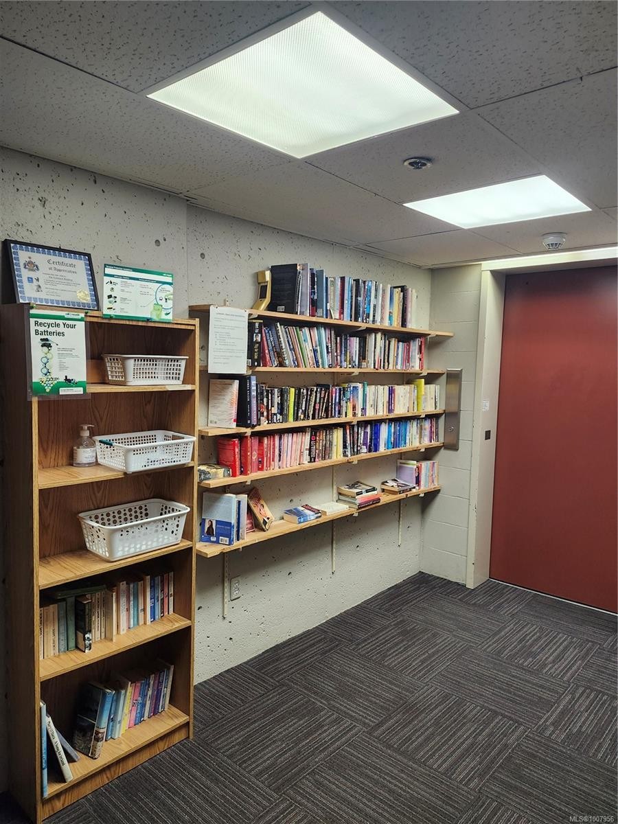412-9805 Second St, Sidney, BC - Indoor