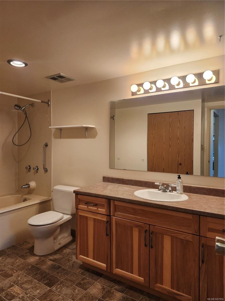 412-9805 Second St, Sidney, BC - Indoor Photo Showing Bathroom