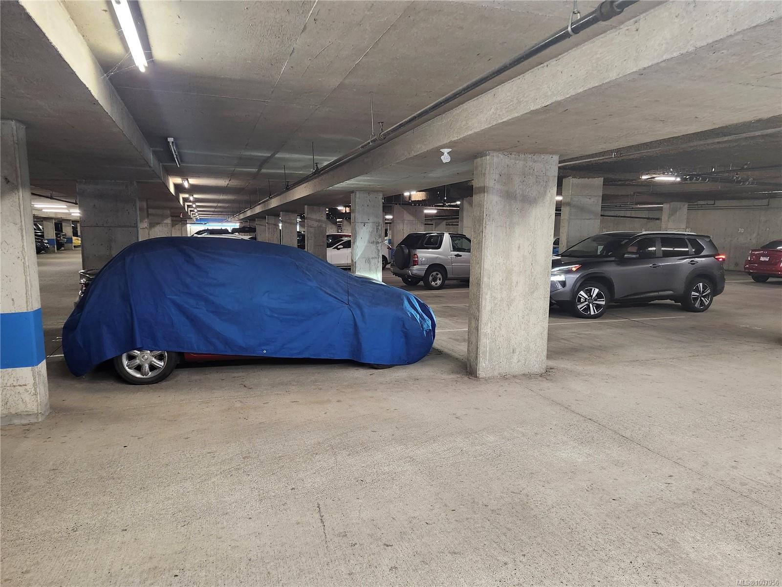 412-9805 Second St, Sidney, BC - Indoor Photo Showing Garage