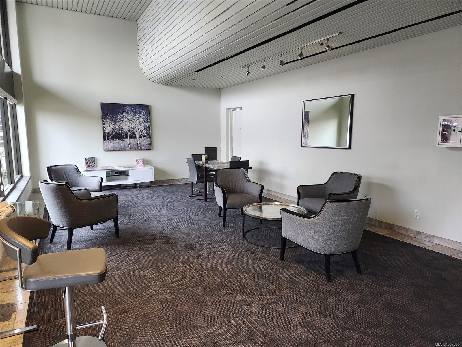 412-9805 Second St, Sidney, BC - Indoor