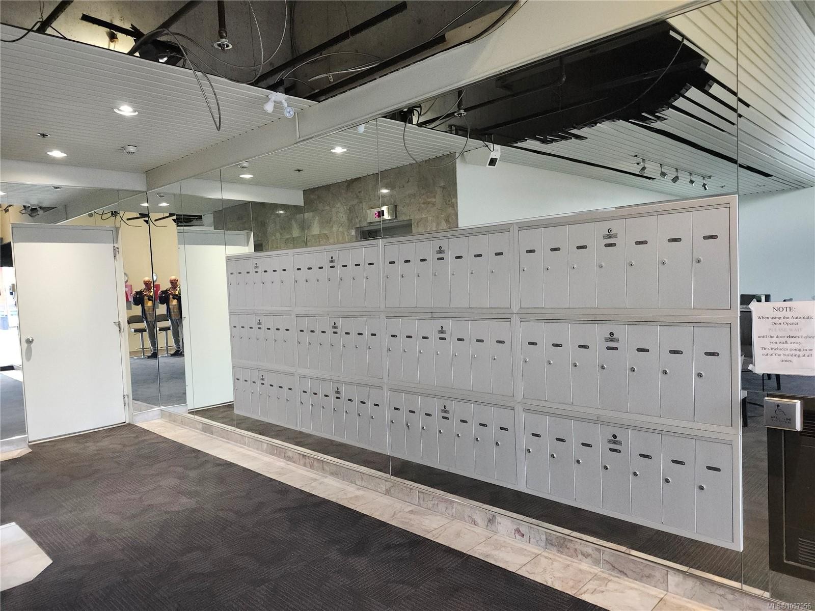 412-9805 Second St, Sidney, BC - Indoor Photo Showing Garage