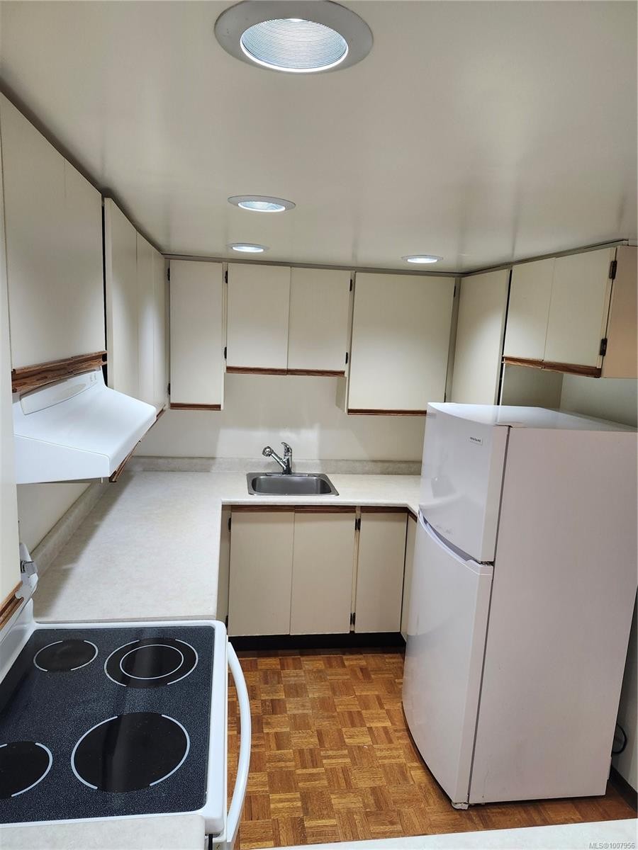 412-9805 Second St, Sidney, BC - Indoor Photo Showing Other Room