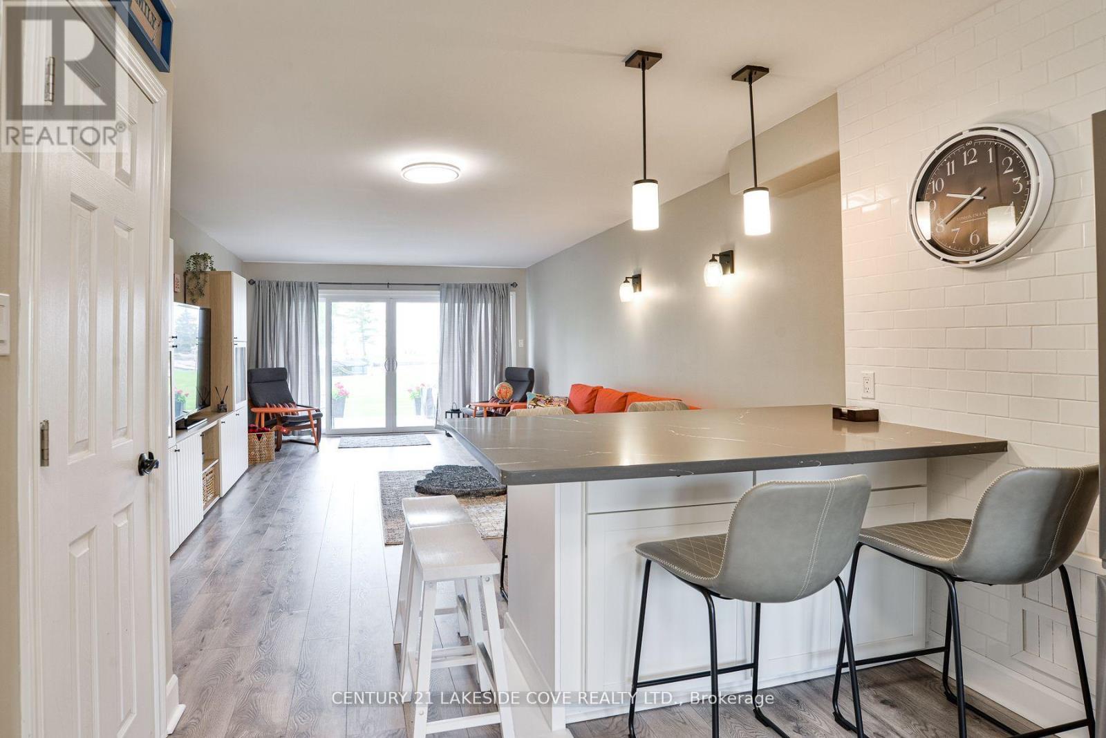 Open / Direct View Lake Simcoe - Unit 14 - 1 Paradise Boulevard, Ramara, ON - Indoor Photo Showing Dining Room