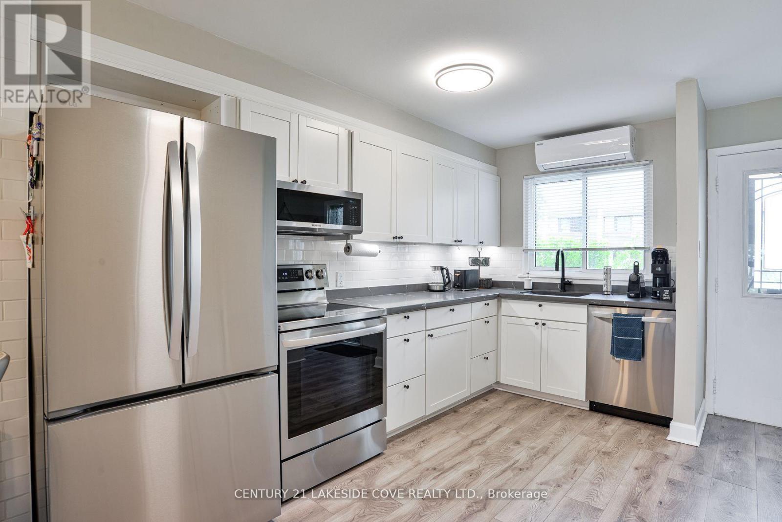 L-Shaped Modern Kitchen - Unit 14 - 1 Paradise Boulevard, Ramara, ON - Indoor Photo Showing Kitchen