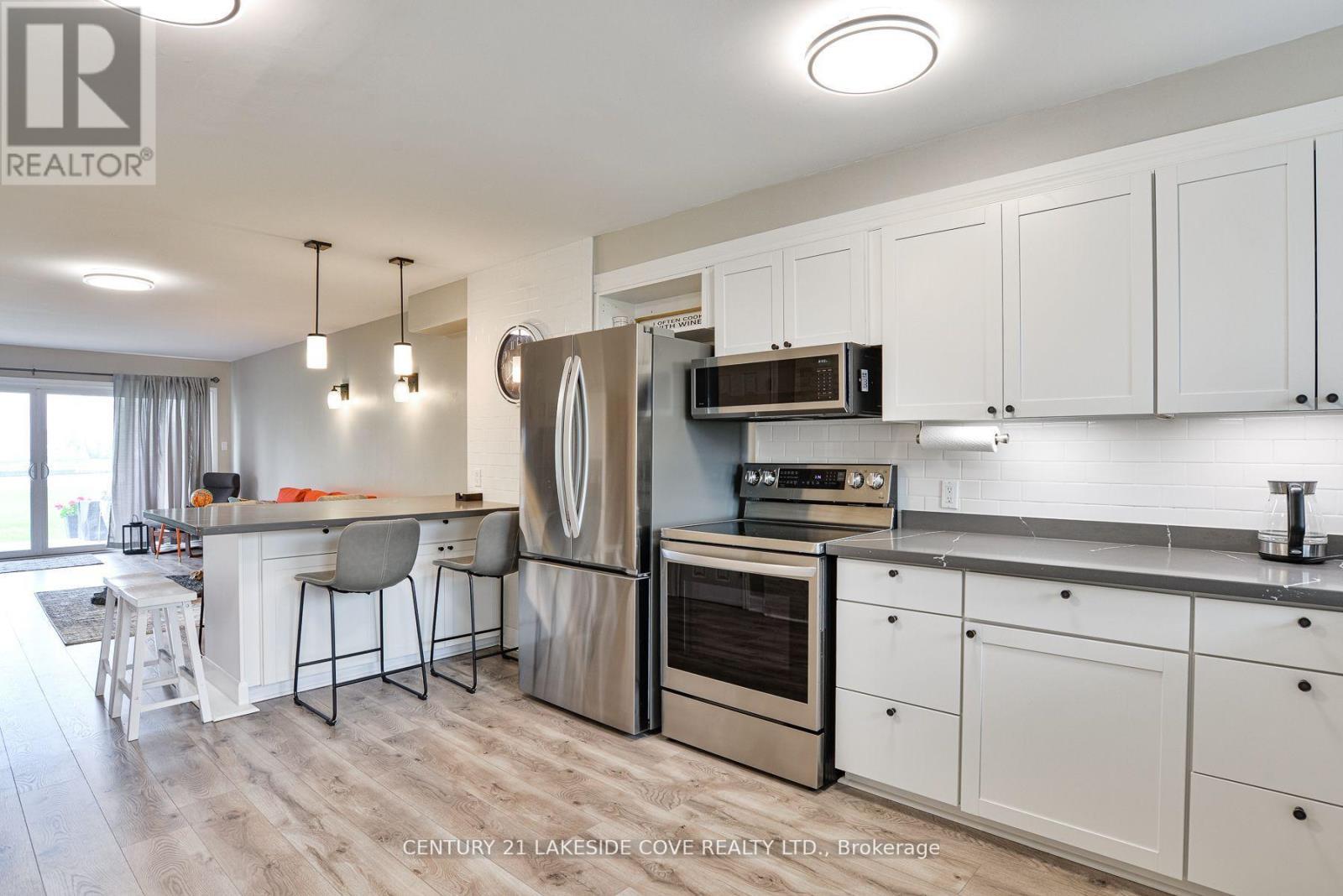 Peninsula- - Unit 14 - 1 Paradise Boulevard, Ramara, ON - Indoor Photo Showing Kitchen