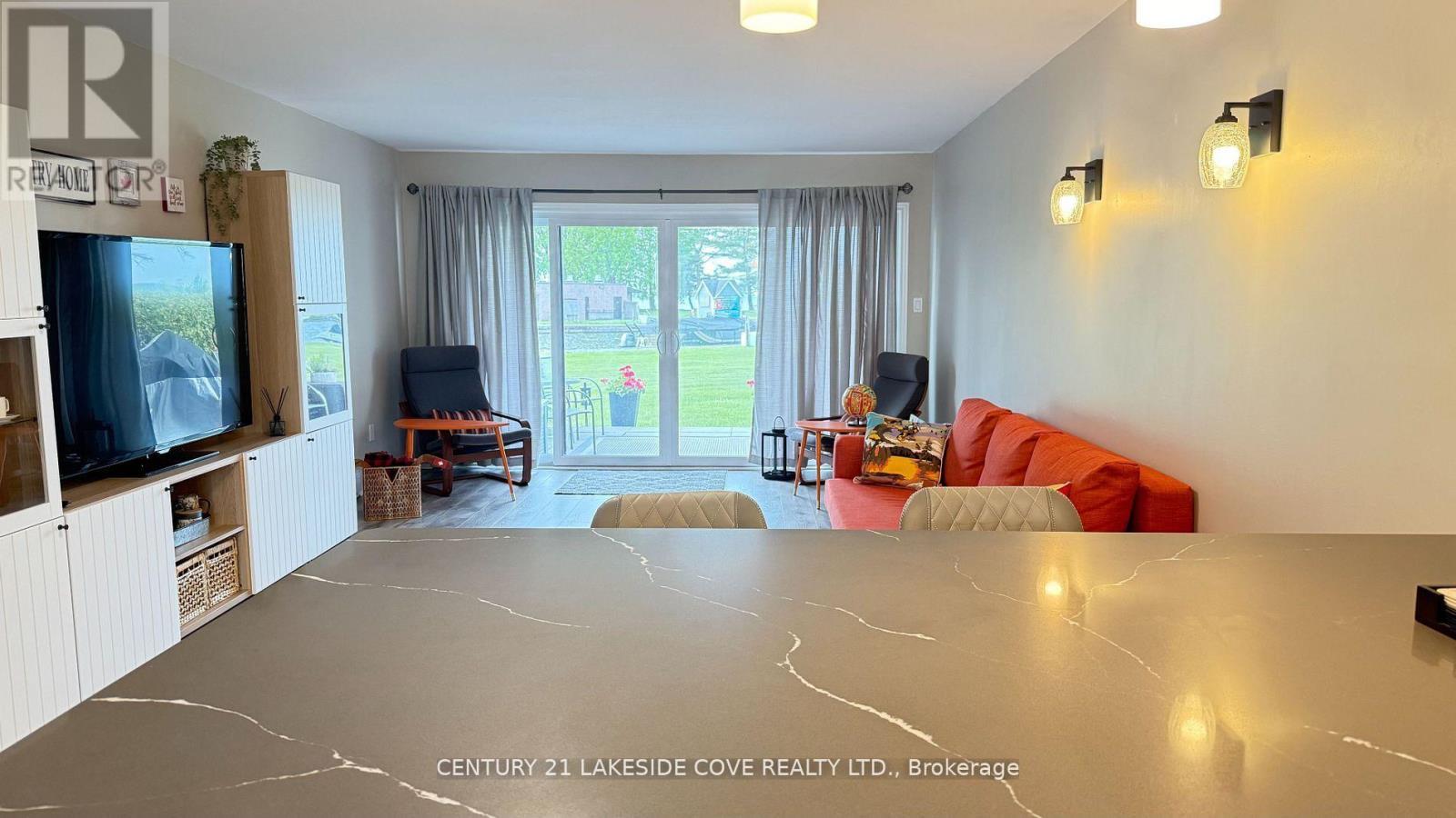 Overlooking the Water - Unit 14 - 1 Paradise Boulevard, Ramara, ON - Indoor