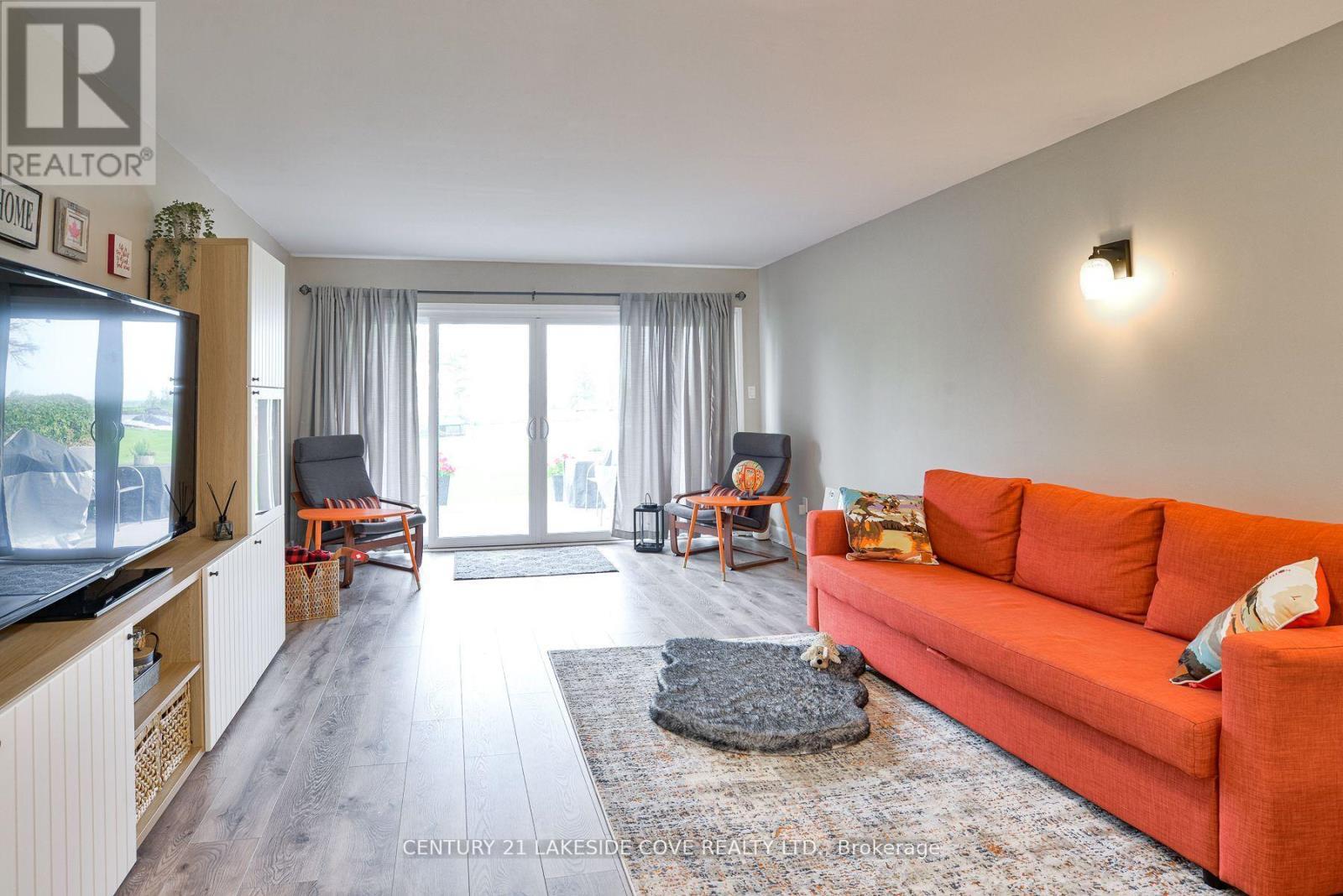 Well Appointed Space - Unit 14 - 1 Paradise Boulevard, Ramara, ON - Indoor Photo Showing Living Room