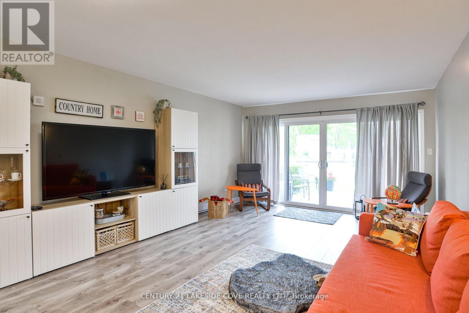 Unit 14 - 1 Paradise Boulevard, Ramara, ON - Indoor Photo Showing Living Room