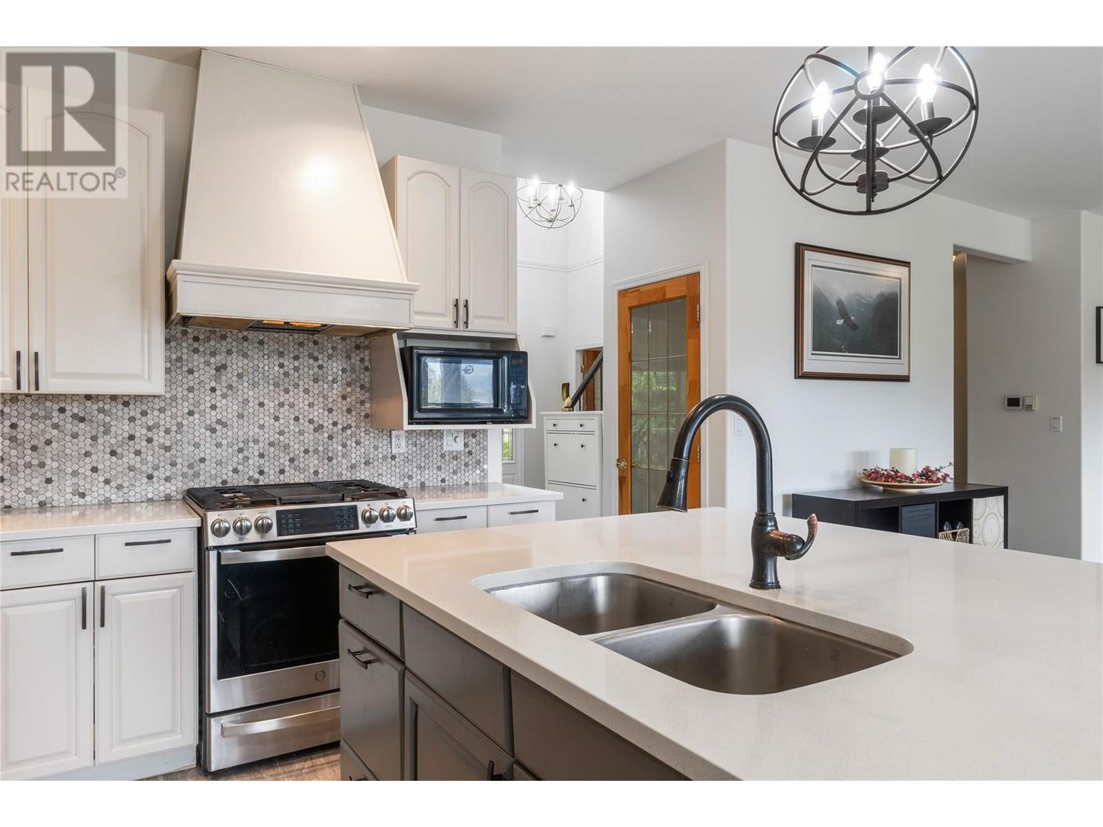 2662 Blind Bay Road, Blind Bay, BC - Indoor Photo Showing Kitchen With Double Sink With Upgraded Kitchen