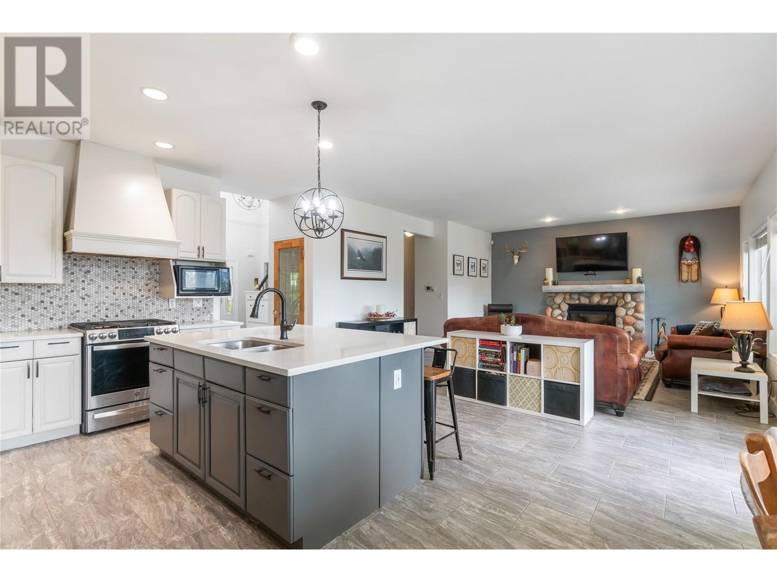 2662 Blind Bay Road, Blind Bay, BC - Indoor Photo Showing Kitchen With Double Sink With Upgraded Kitchen
