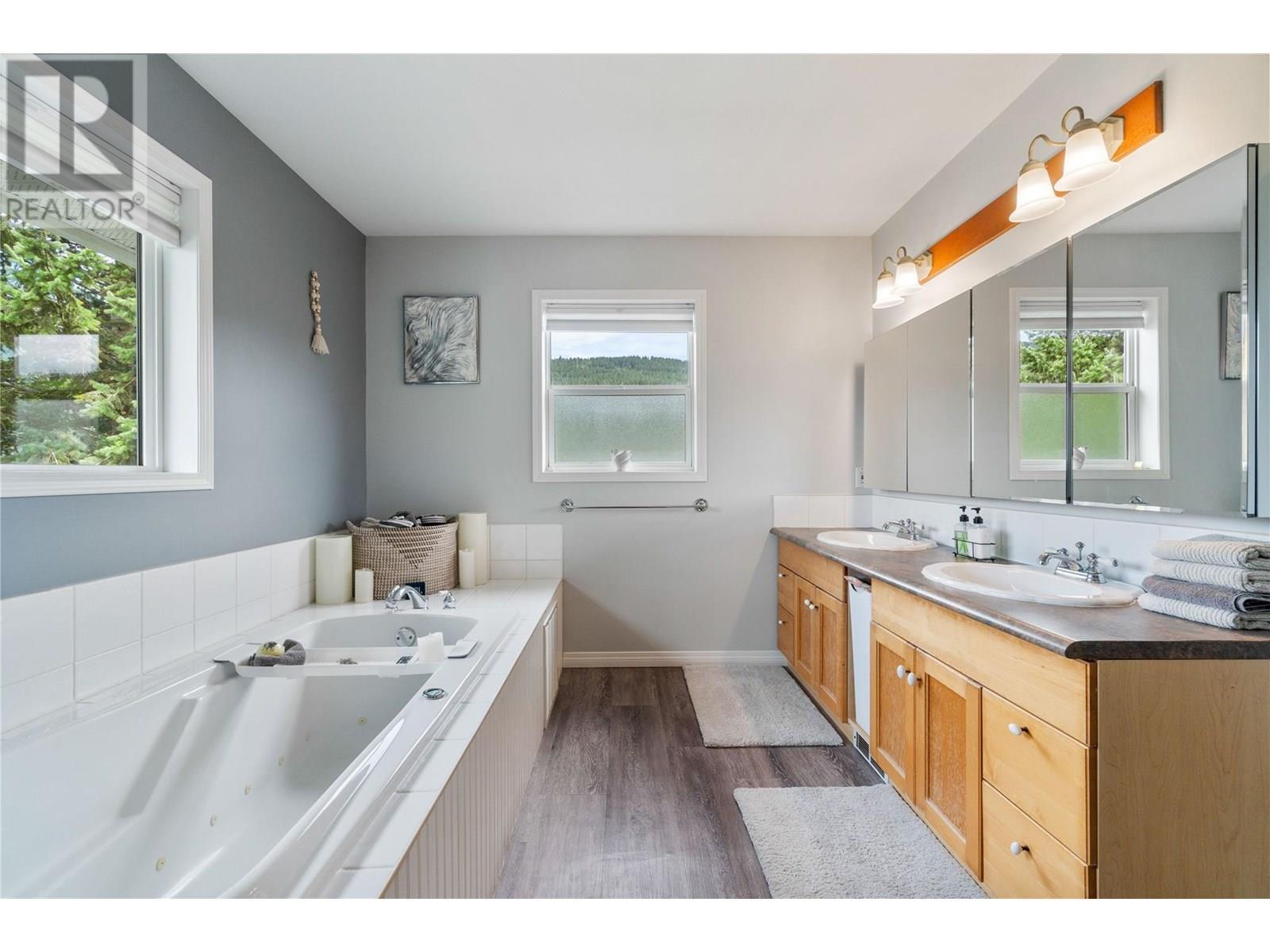 2662 Blind Bay Road, Blind Bay, BC - Indoor Photo Showing Bathroom