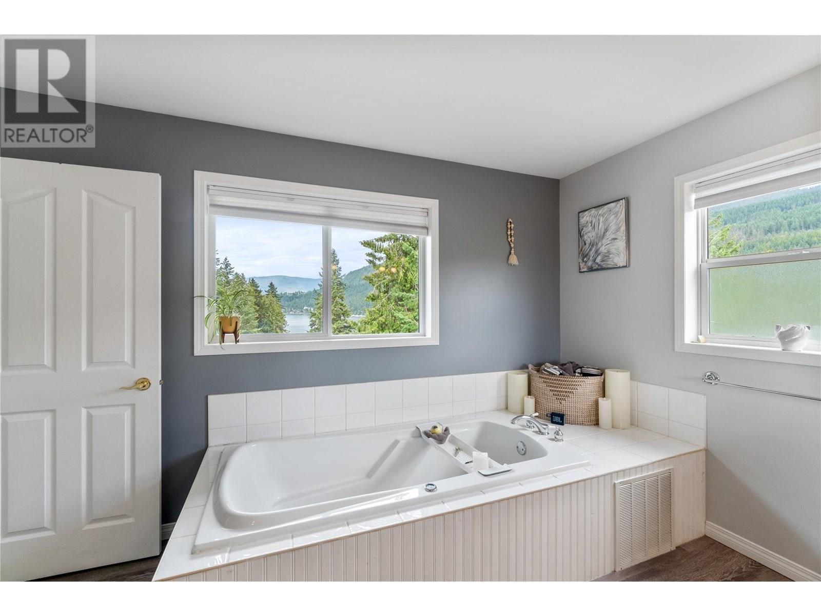2662 Blind Bay Road, Blind Bay, BC - Indoor Photo Showing Bathroom