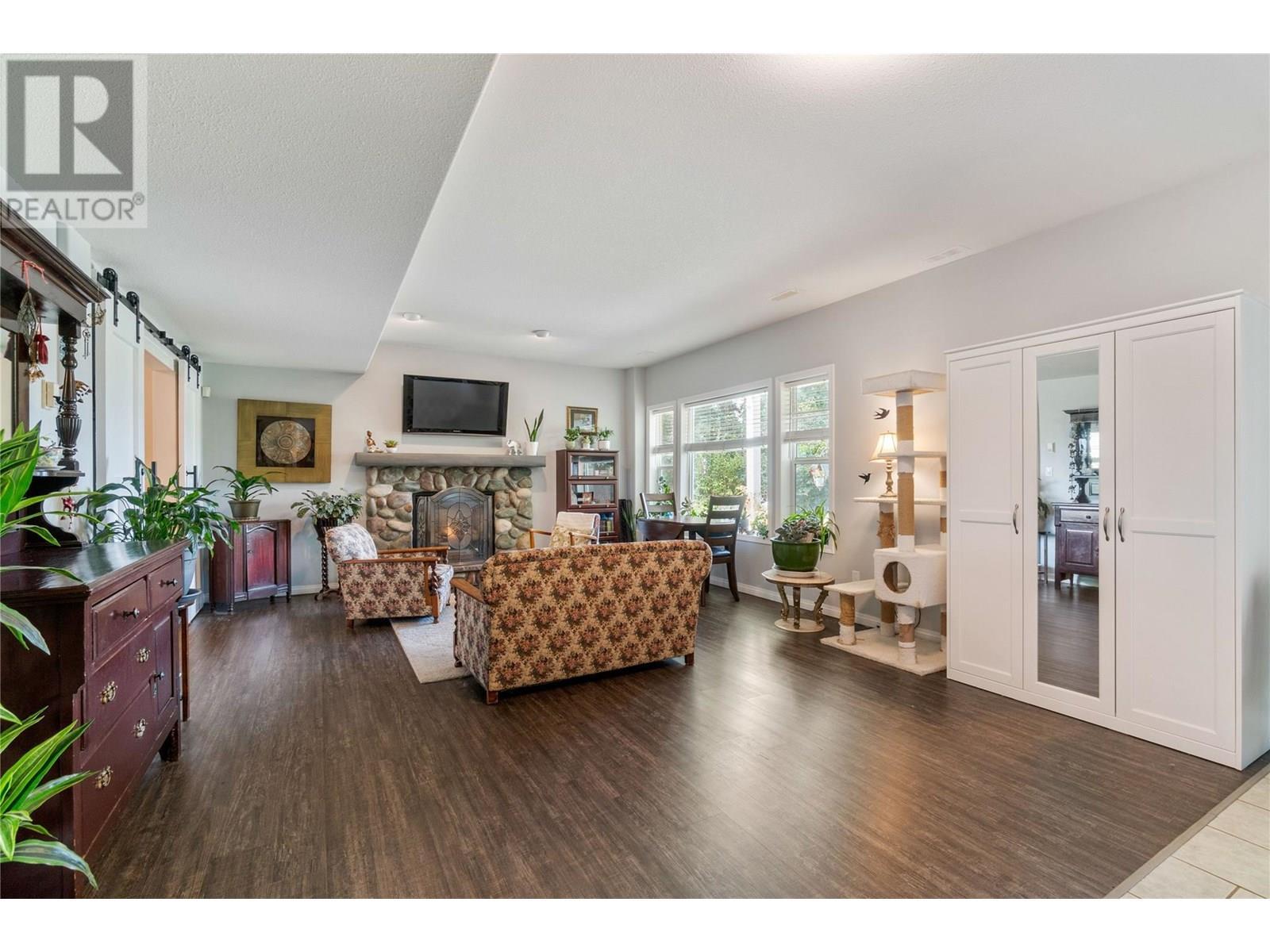 2662 Blind Bay Road, Blind Bay, BC - Indoor Photo Showing Living Room