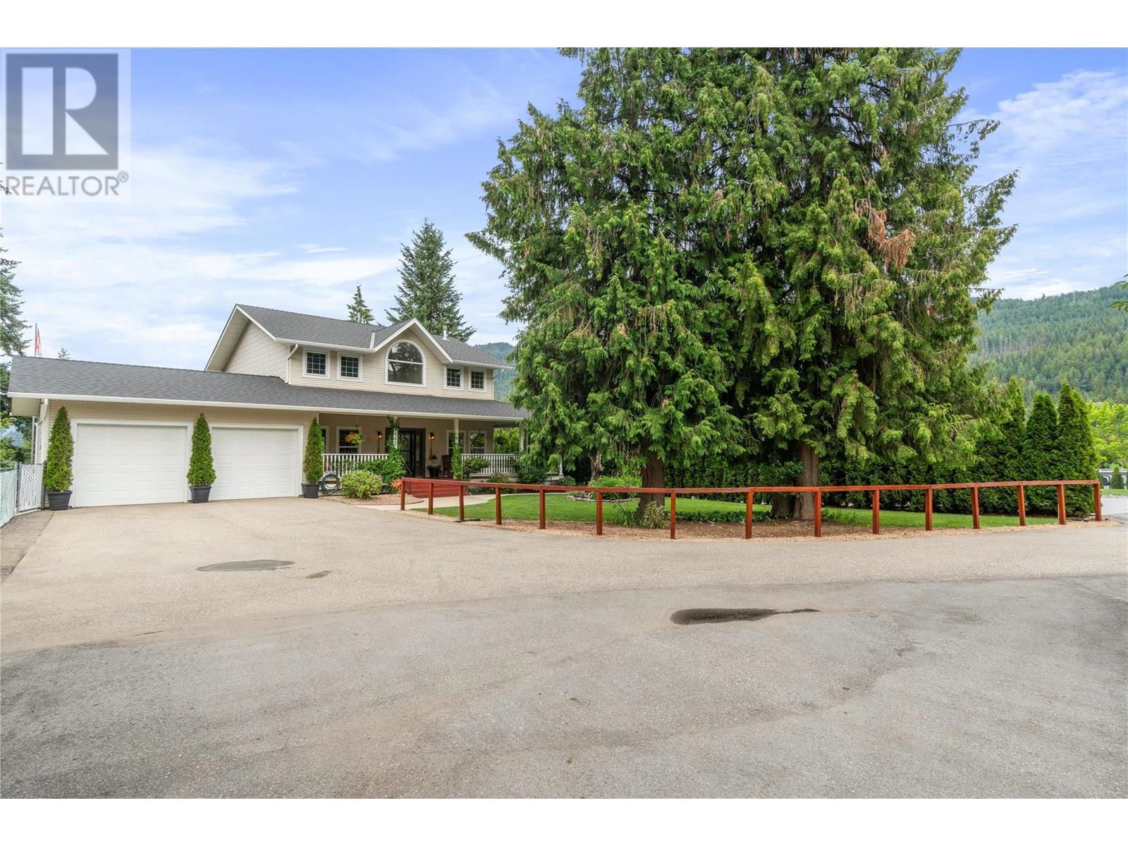 2662 Blind Bay Road, Blind Bay, BC - Outdoor With Facade