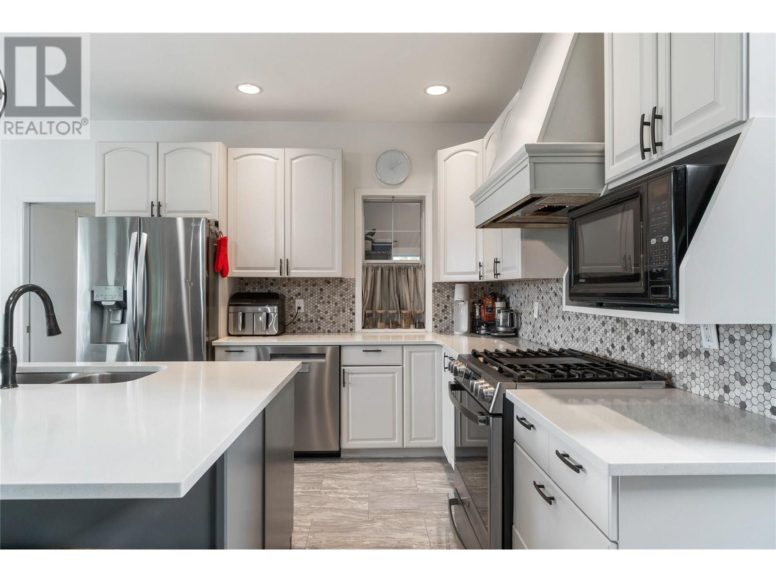 2662 Blind Bay Road, Blind Bay, BC - Indoor Photo Showing Kitchen With Double Sink With Upgraded Kitchen