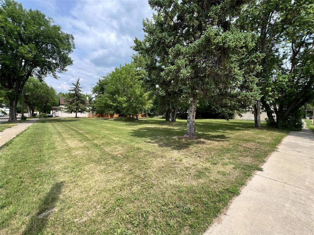 1129 Assiniboine Avenue, Brandon, MB