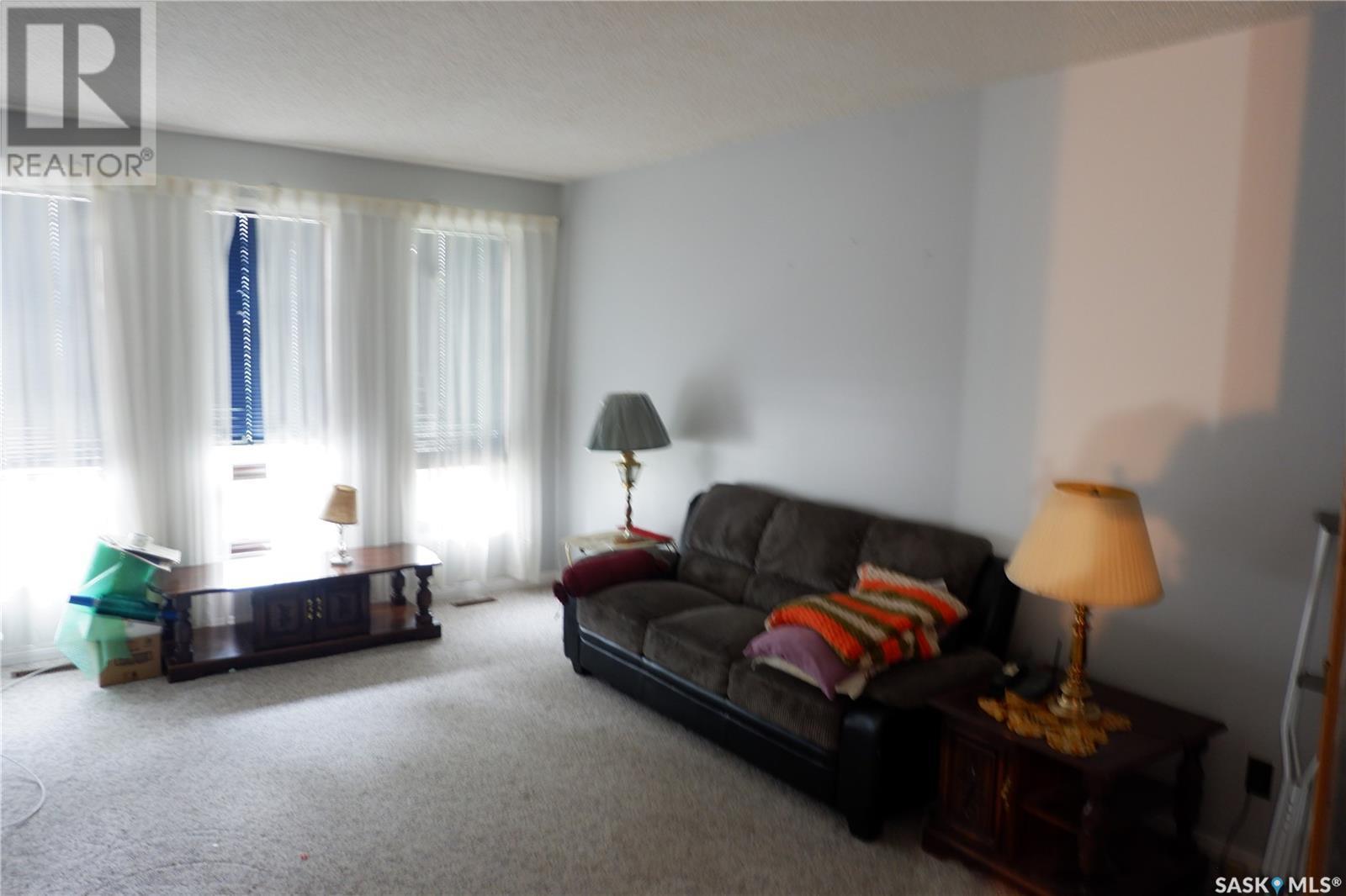 235 King Street, Coronach, SK - Indoor Photo Showing Living Room