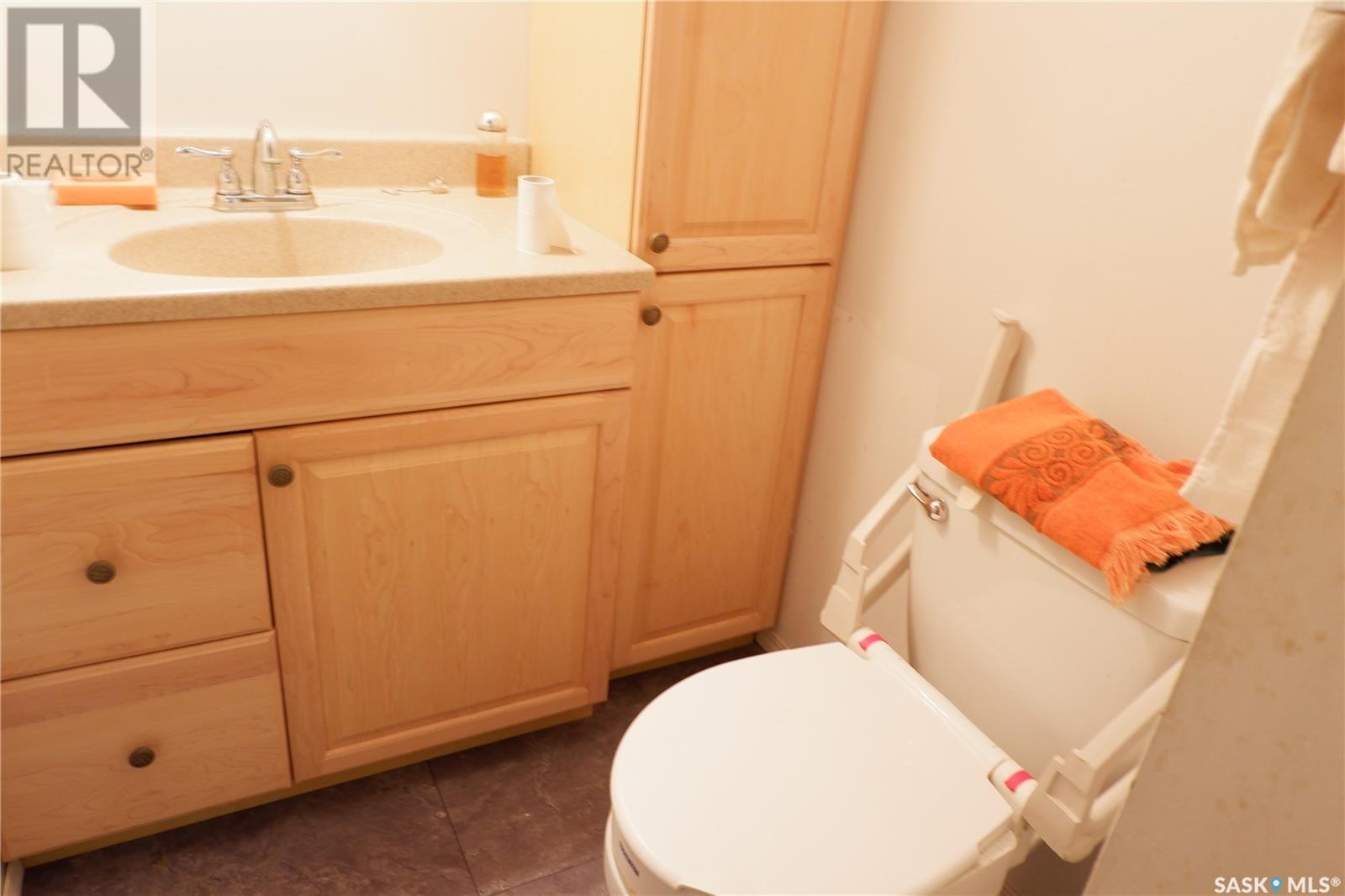 235 King Street, Coronach, SK - Indoor Photo Showing Bathroom