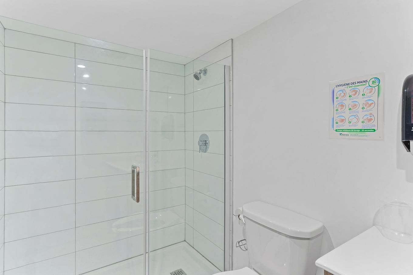 Bathroom - 108 Rue Principale, Châteauguay, QC - Indoor Photo Showing Bathroom