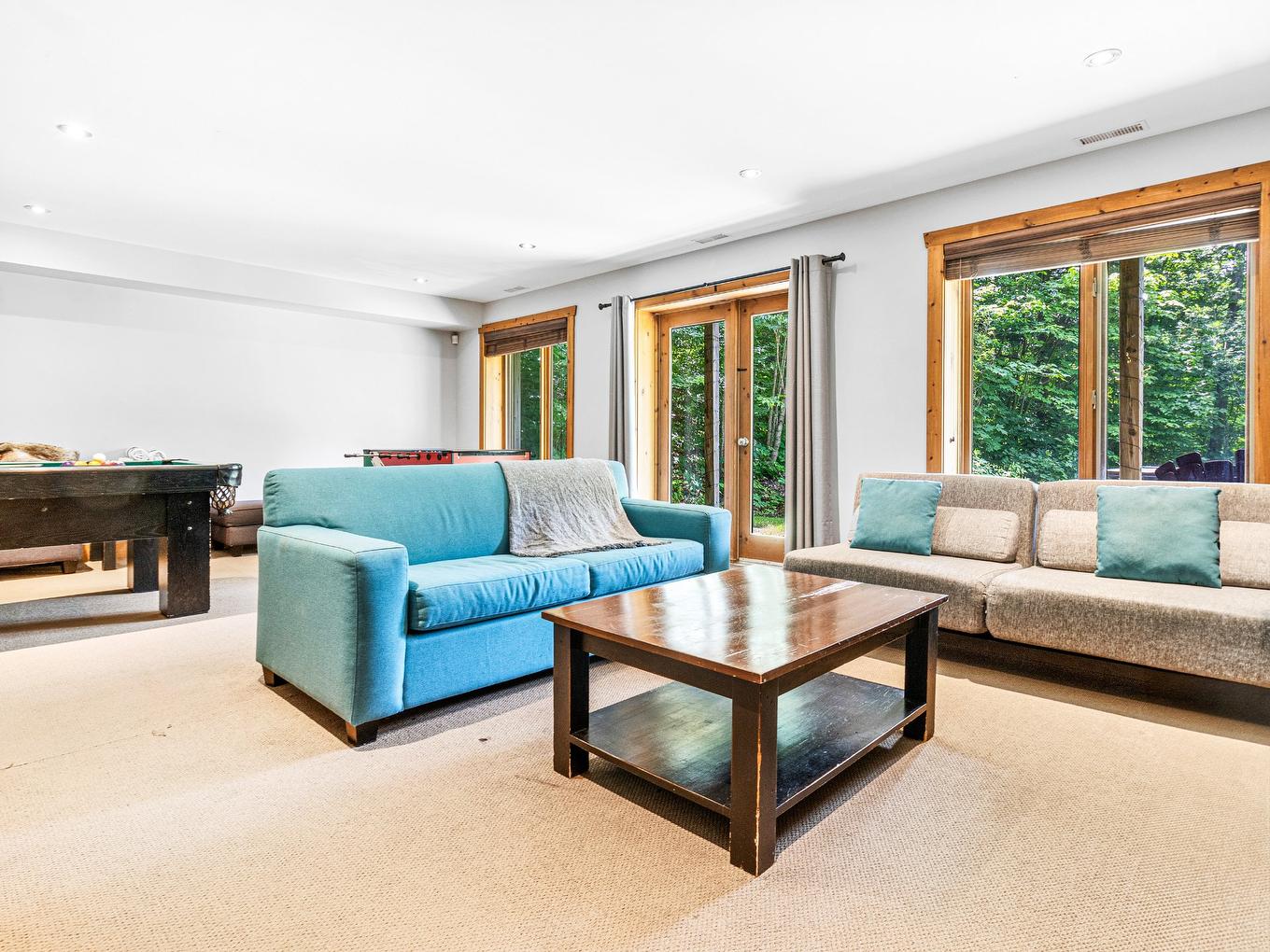 Salle familiale - 570 Ch. Des Pionniers, Labelle, QC - Indoor Photo Showing Living Room