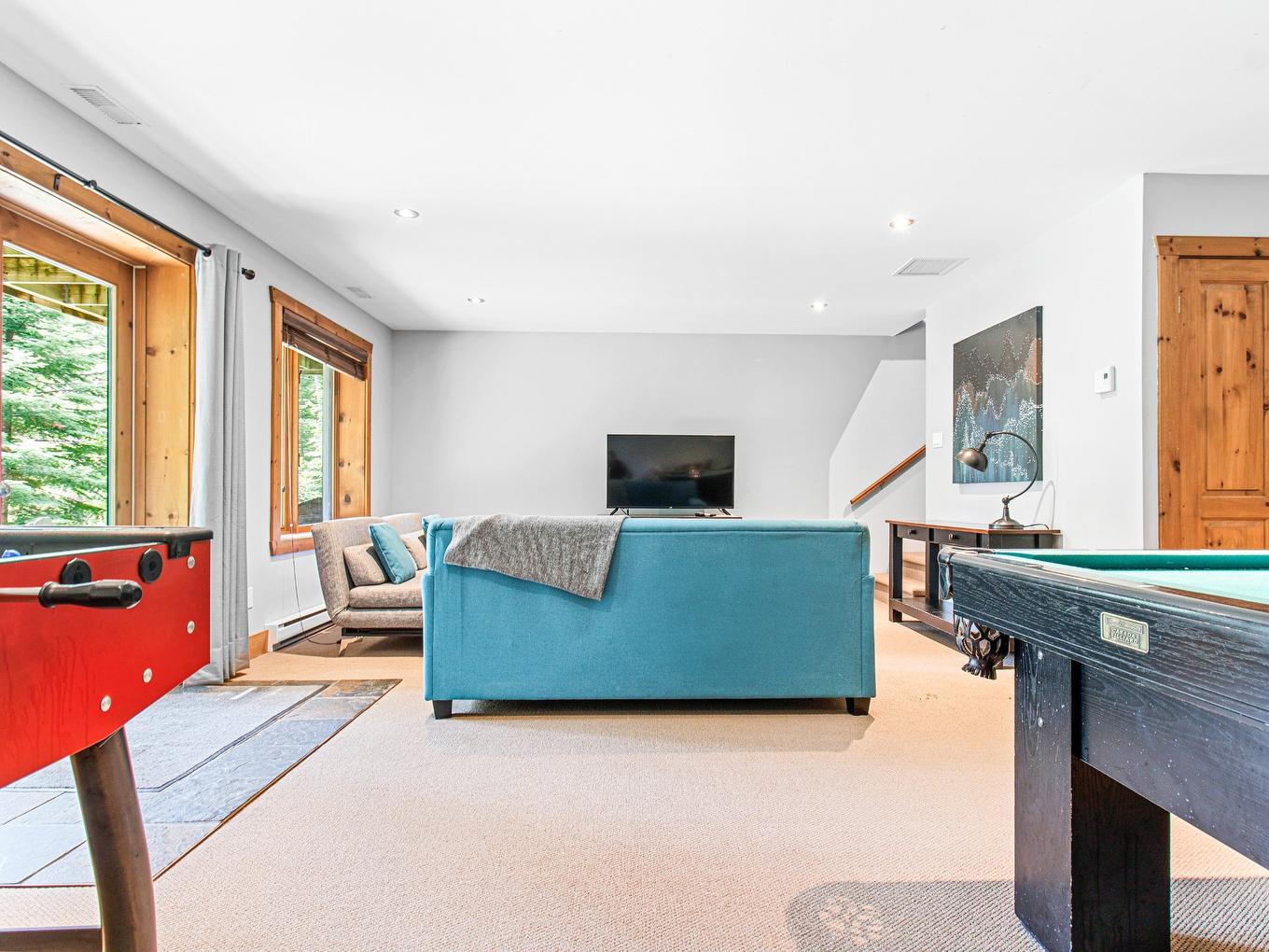 Salle familiale - 570 Ch. Des Pionniers, Labelle, QC - Indoor With Fireplace