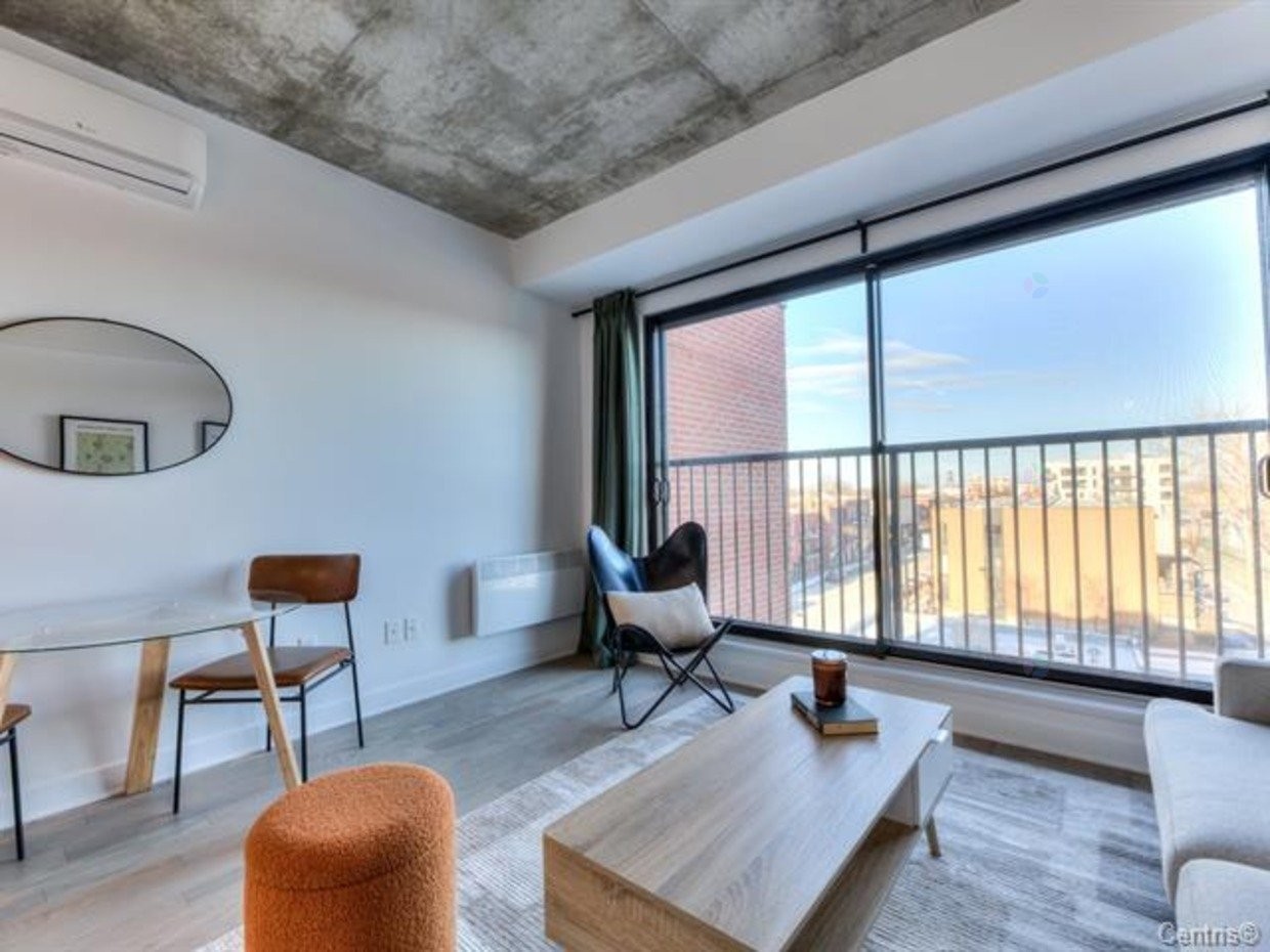 Salon - 401-2660 Rue Ontario E., Montréal (Ville-Marie), QC - Indoor