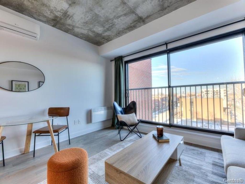 Salon - 401-2660 Rue Ontario E., Montréal (Ville-Marie), QC - Indoor