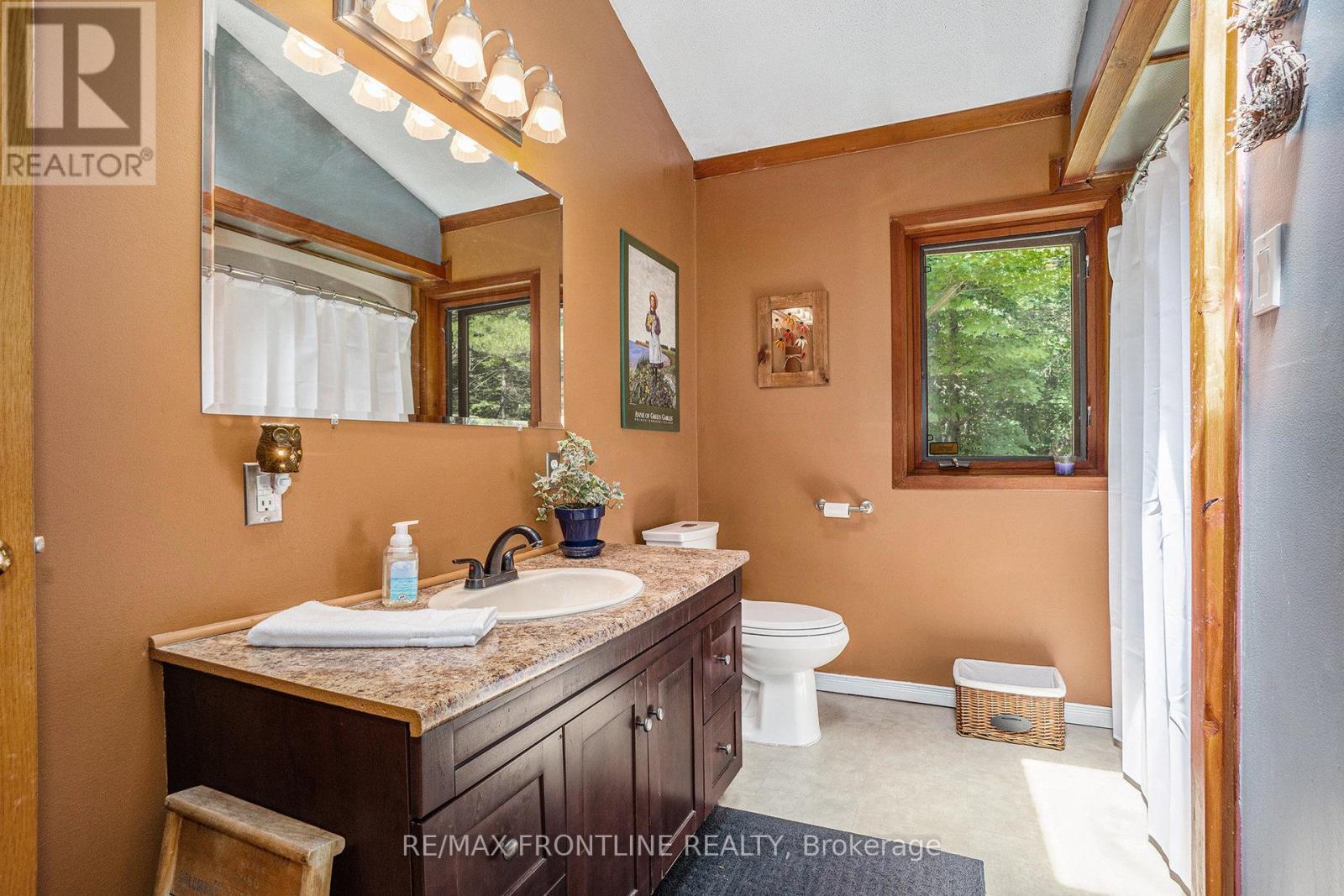 327 Lakewood Road, Tay Valley, ON - Indoor Photo Showing Bathroom