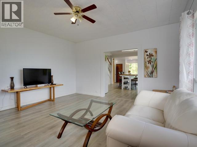 4279 Joyce Ave, Powell River, BC - Indoor Photo Showing Living Room