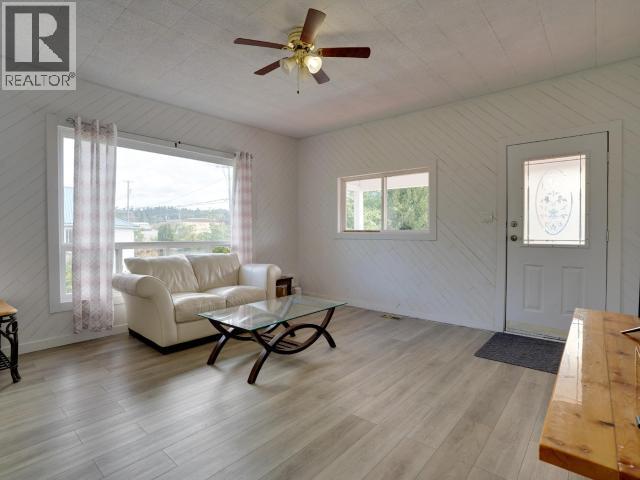 4279 Joyce Ave, Powell River, BC - Indoor Photo Showing Living Room