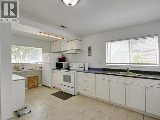 4279 Joyce Ave, Powell River, BC - Indoor Photo Showing Kitchen