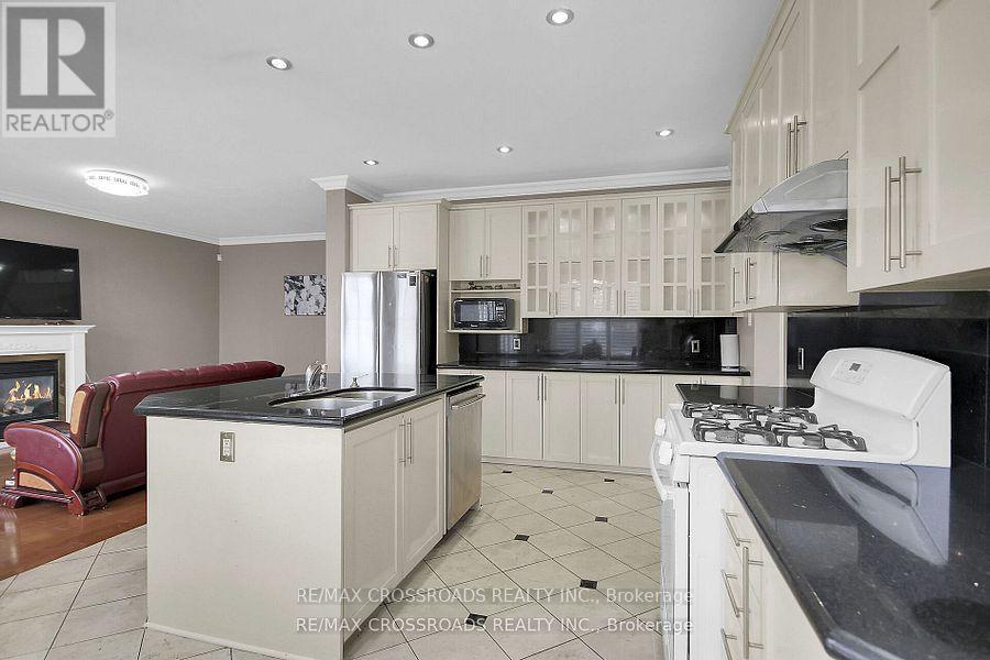 10 Tierney Drive, Ottawa, ON - Indoor Photo Showing Kitchen With Double Sink
