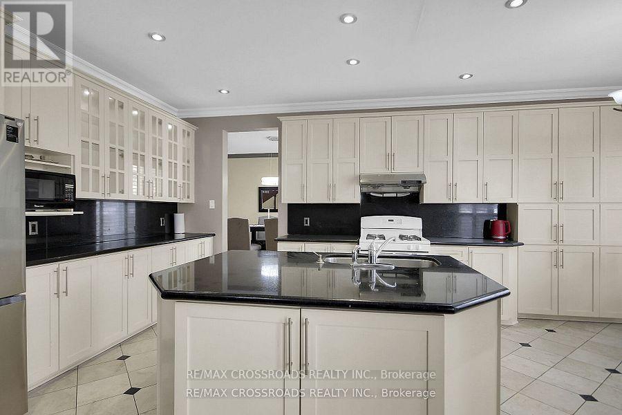 10 Tierney Drive, Ottawa, ON - Indoor Photo Showing Kitchen