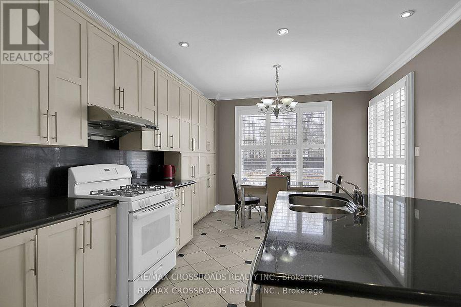 10 Tierney Drive, Ottawa, ON - Indoor Photo Showing Kitchen With Double Sink