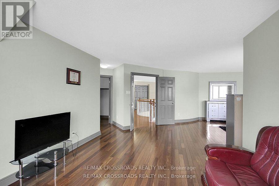 10 Tierney Drive, Ottawa, ON - Indoor Photo Showing Living Room