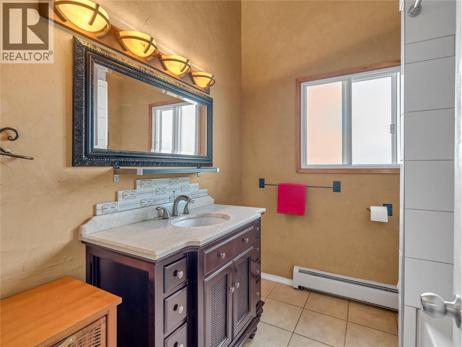 9402 Front Bench Road, Summerland, BC - Indoor Photo Showing Bathroom