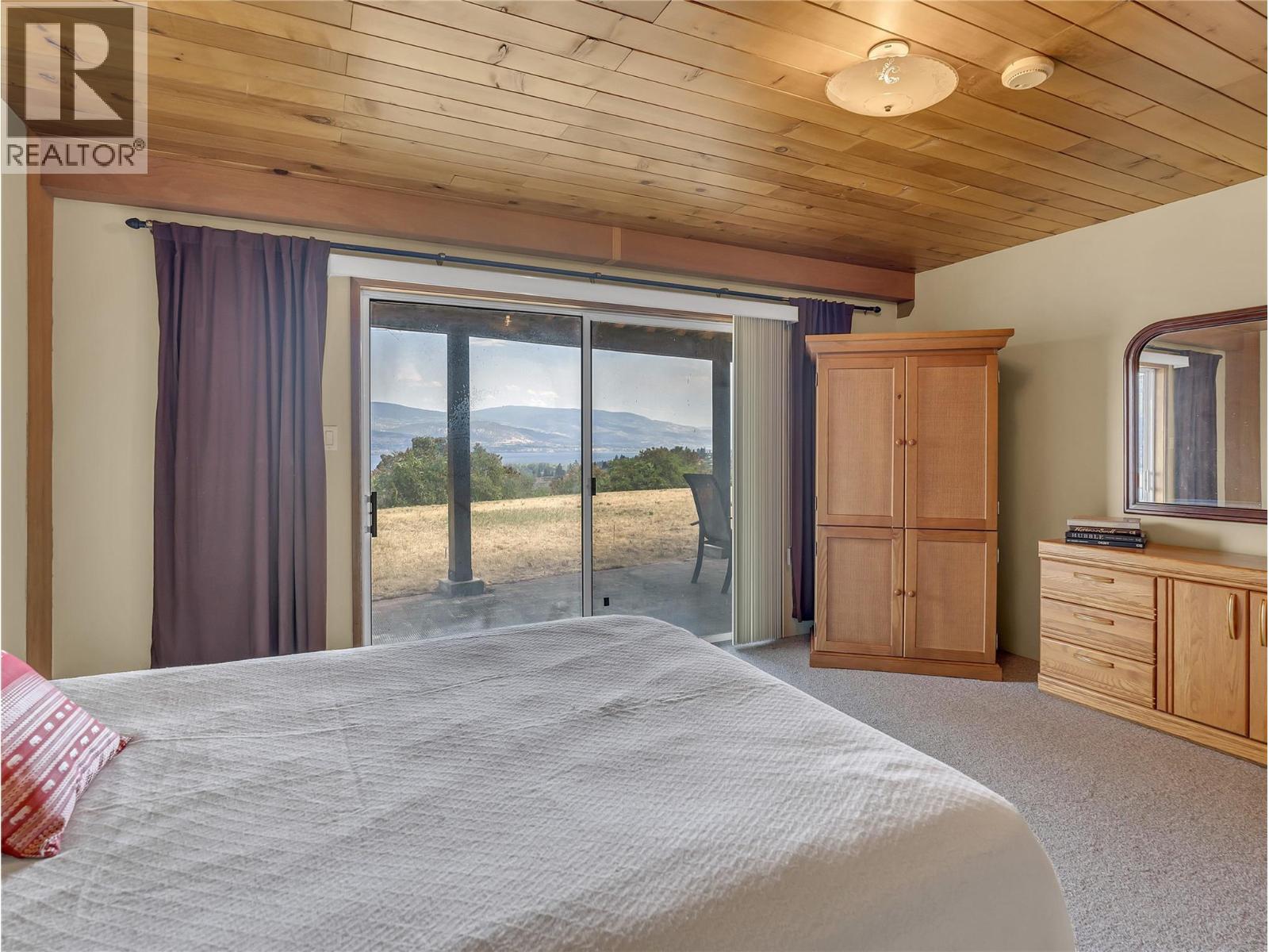 9402 Front Bench Road, Summerland, BC - Indoor Photo Showing Bedroom