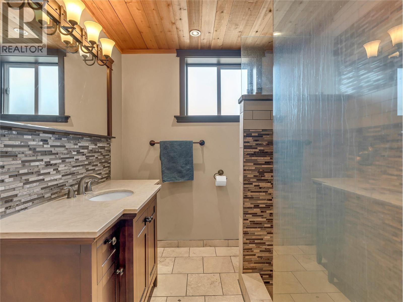 9402 Front Bench Road, Summerland, BC - Indoor Photo Showing Bathroom